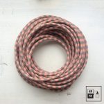 fil-electrique-recouvert-tissus-colore-motifs-pied-de-poule-rose-gris-1