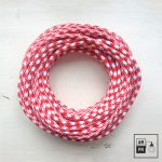 fil-electrique-recouvert-tissus-colore-motifs-pied-de-poule-rouge-blanc-1