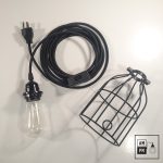 lampe-cage-industrielle-assortie-assemblee-noire-1