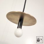 Lampe-suspendue-minimaliste-moderne-avec-disque-plat-laiton-brosse-noir-A3S50-1
