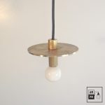 Lampe-suspendue-minimaliste-moderne-avec-disque-plat-laiton-brut-A3S50-2