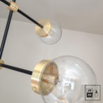 luminaire-plafonnier-moderne-sur-tiges-globes-kriss-kross-noir-laiton-A3C20-1