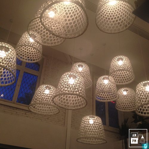 restaurant-lov-lampe-suspendue-maille-osier